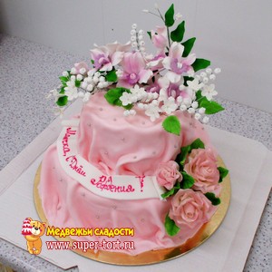 Праздничный торт с букетами цветов 